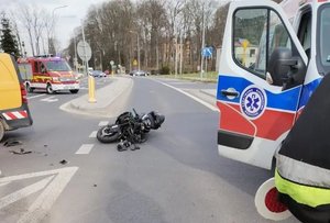 na zdjęciu widoczny wypadek z udziałem motocyklista. motocykl leży na środku skrzyżowania