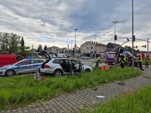 na zdjęciu zdarzenie drogowe pojazd uderzył w słup stoja też juz straże pożarne i policja