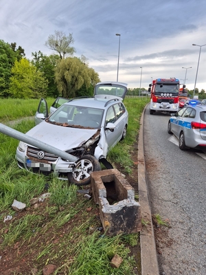 na zdjęciu volkswagen uszkodzony i słup w który uderzył