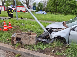 na zdjęciu uszkodzony smochód