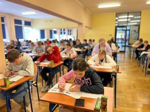 na zdjęciu uczniowie piszą test