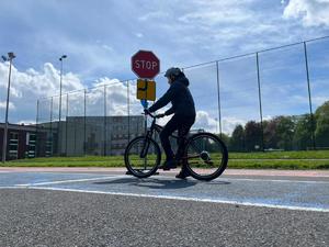 na zdjęciu uczniowie na miasteczku rowerowym jeżdżą na rowerach