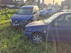 na zdjęciu radiowóz i rozbite 3 samochody