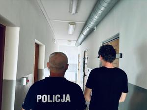 na zdjęciu policjant i zatrzymany