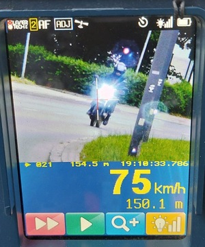 na zdjęciu motorower z prędkością 75 km/h