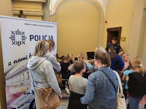 na zdjęciu policjanci i stanowisko policyjne