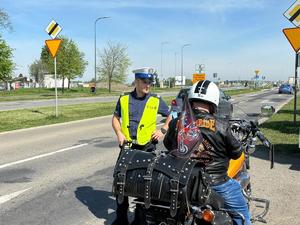 na zdjęciu policjant kontroluje motocykl