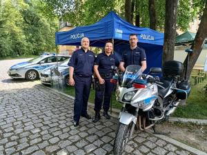 na zdjęciu policjanci przy swoim stanowisku profilaktycznym