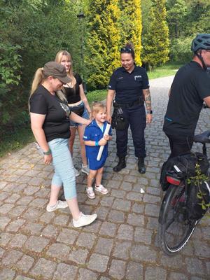 na zdjęciu policjantka i uczestnicy jarmarku