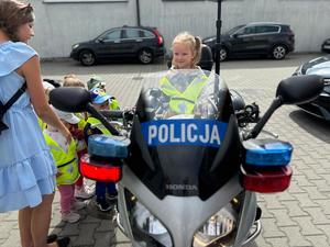 na zdjęciu dziewczynka na policyjnym motocyklu