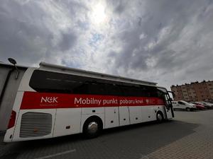 na zdjęciu autobus do pobierania krwi przyjechał na komendę