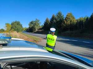 na zdjęciu policjantka ruchu drogowego