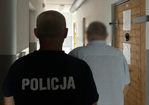 na zdjęciu zatrzymany sprawca i policjant