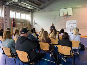 na zdjęciu absolwenci biorący udział w przedsięwzięciu