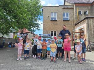 na zdjęciu przedszkolaki i policjant zdjęcie grupowe