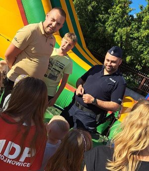 na zdjęciu strażacy osp policjant i dszieci