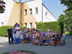 na zdjęciu policjanci sznupek i dzieci z przedszkola zdjęcie grupowe