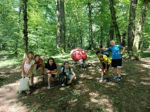 na zdjęciu dzieci w arboretum bramy morawskiej