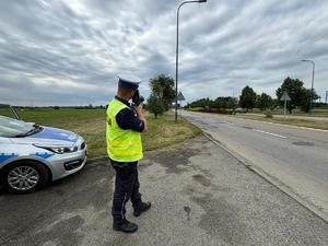 na zdjęciu policjant mierzy prędkość