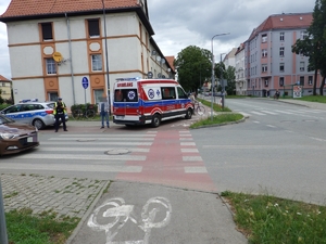 na zdjęciu policjant pogotowie ratunkowe pracują w miejscu zdarzenia