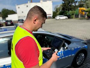 na zdjęciu policjant operator drona