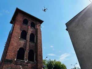 na zdjęciu dron w powietrzu