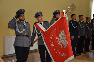 na zdjeciu oddanie honoru do hymnu