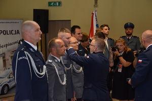 na zdjęciu policjanci otrzymują medale związkowe