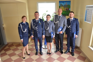 na zdjęciu policjanci i policjantki po ceremoni