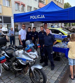 na zdjęciu policjanci na stanowisku profilaktycznym