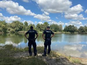 na zdjęciu policjanci kontrolują akweny wodne