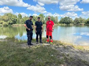 na zdjęciu policjanci z ratownikiem