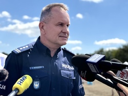 na zdjęciu policjant udziala wywiadu