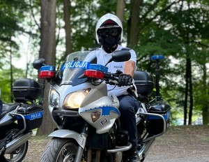 na zdjęciu policjant na motocyklu policyjnym