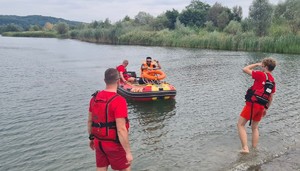 na zdjęciu ratownik i policjant na pontonie