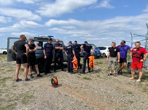 na zdjęciu policjanci i strażacy