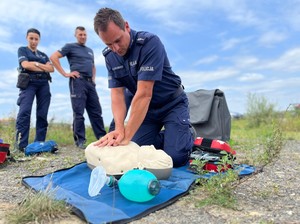 na zdjęciu policjant wykonujący RKO