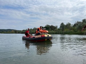 na zdjęciu policjanci i ratownicy w pontonie