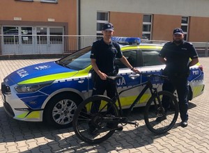 na zdjęciu policjanci i odzyskany rower