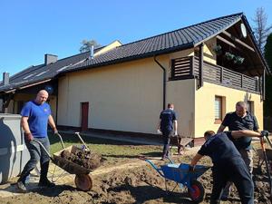 na zdjęciu policjanci pomagają przy usuwaniu skutków powodzi