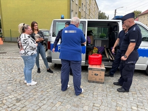 na zdjęciu policjanci przekazują panu agregat