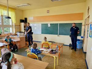 na zdjęciu policjanci prowadza pogadanke