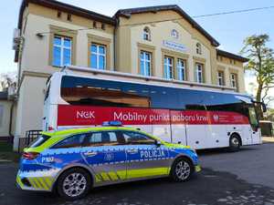 na zdjęciu radiowóz i autobus krwiodactwa