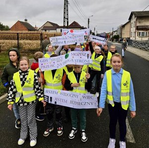 na zdjęciu uczniowie w odblaskowych kamizelkach