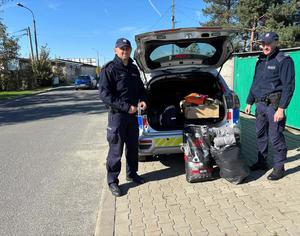 na zdjęciu policjanci z pod schroniskiem przekazują karmę dla zwierząt