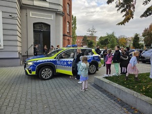 na zdjęciu radiowóz przed domem kultury