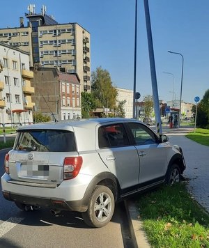 na zdjęciu auto które wjechało w latarnie