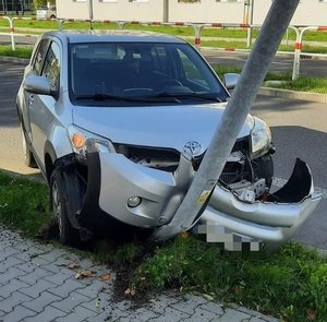 na zdjęciu rozbite auto które uderzyło w latarnie