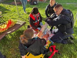 na zdjęcia służby udzielają pomocy poszkodowanemu