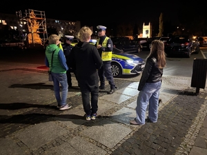 na zdjęciu policjanci rozmawiają z młodzieżą